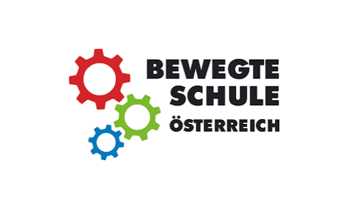 Logo der Bewegten Schule. In schwarzen, dicken Blockbuchstaben steht Bewegte Schule Österreich auf einem weißen Hintergrund. Links neben des Titels sind 3 Zahnräder in jeweils rot, grün und blau abgebildet.