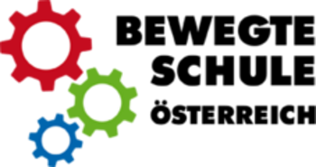 Logo der Bewegten Schule. In schwarzen, dicken Blockbuchstaben steht Bewegte Schule Österreich auf einem weißen Hintergrund. Links neben des Titels sind 3 Zahnräder in jeweils rot, grün und blau abgebildet.