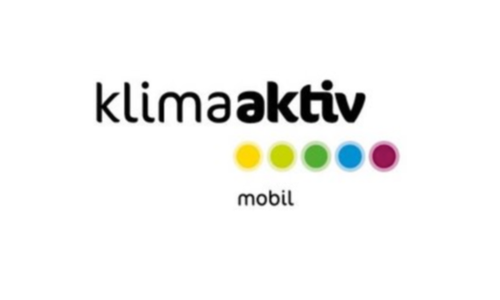 Logo in schwarzer Schrift "klimaaktiv mobil". unter "klimaaktiv" sind 5 Punkte, rechts vom Bild, in verschiedenen Farben aufgereiht. Unter den Punkten steht "mobil"